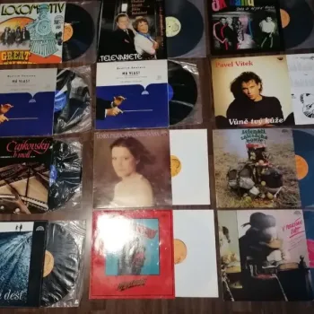 Gramodesky 100 ks. jako dekorace na zeď studia či zkušebny